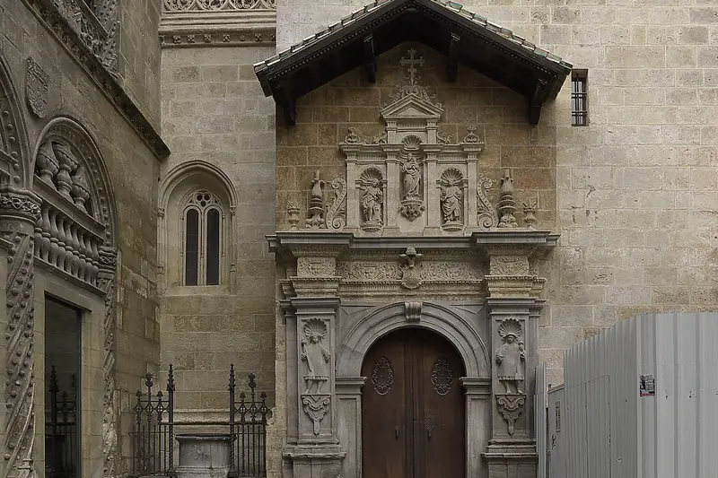 La portada norte isabelina de la Capilla Real